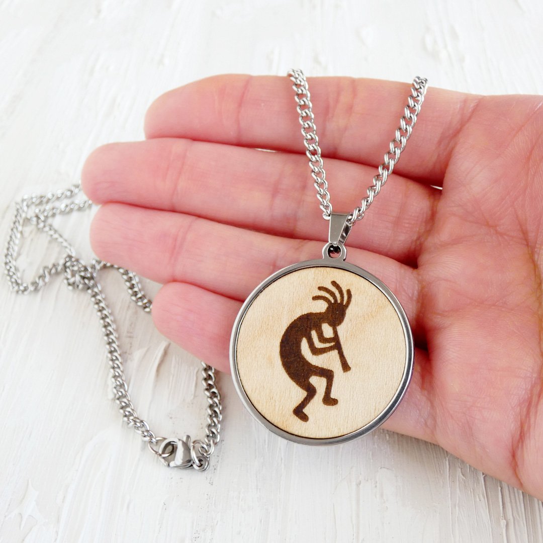 Colgante personalizado con el grabado de un kokopelli, es una figura jorobada que toca la flauta, de la cultura nativa americana.