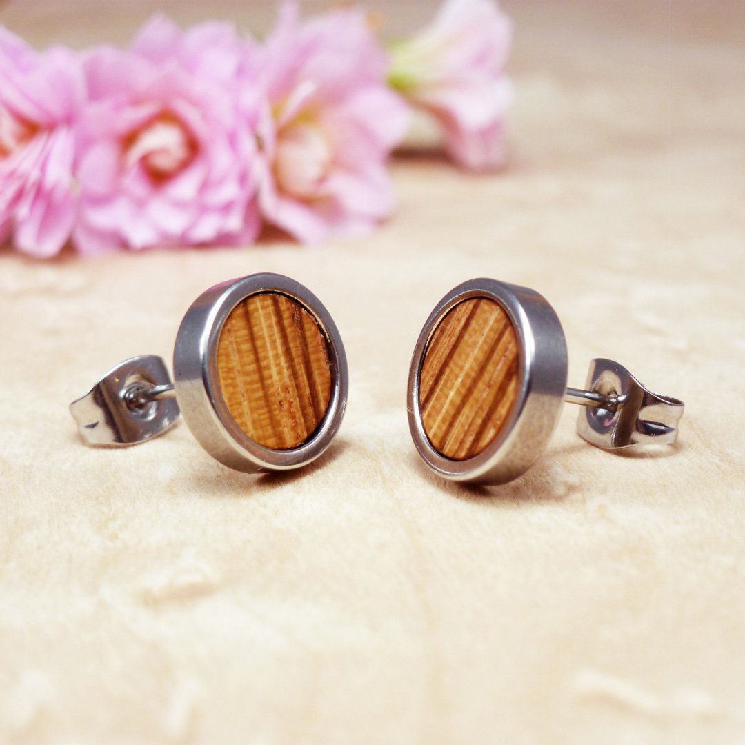 Pendientes de madera de zebrano para mujer, hechos a mano con paciencia y amor por la artesanía tradicional.