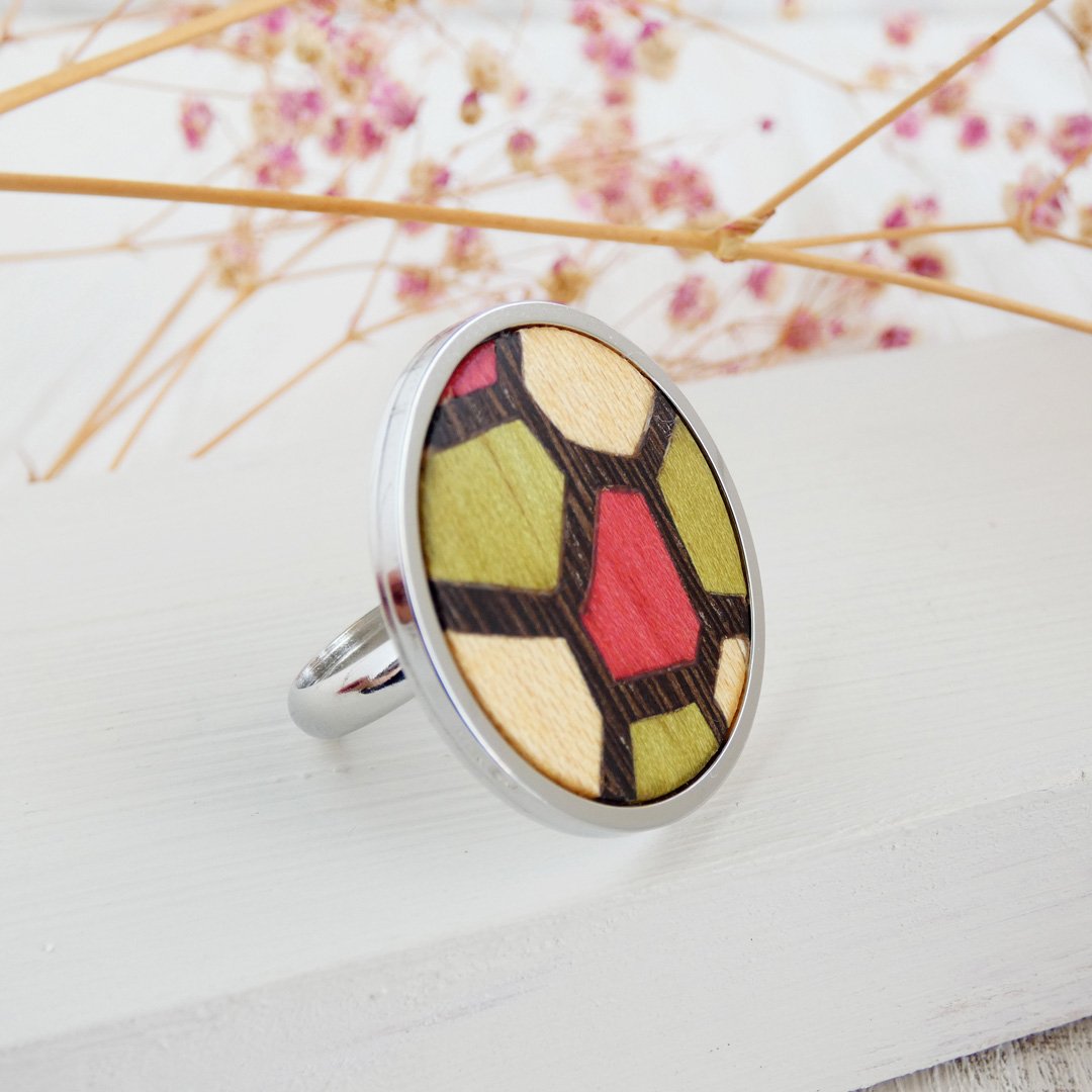 Anillo ajustable con madera natural y teñida con marquetería inspirada en el Trencadís de Gaudí