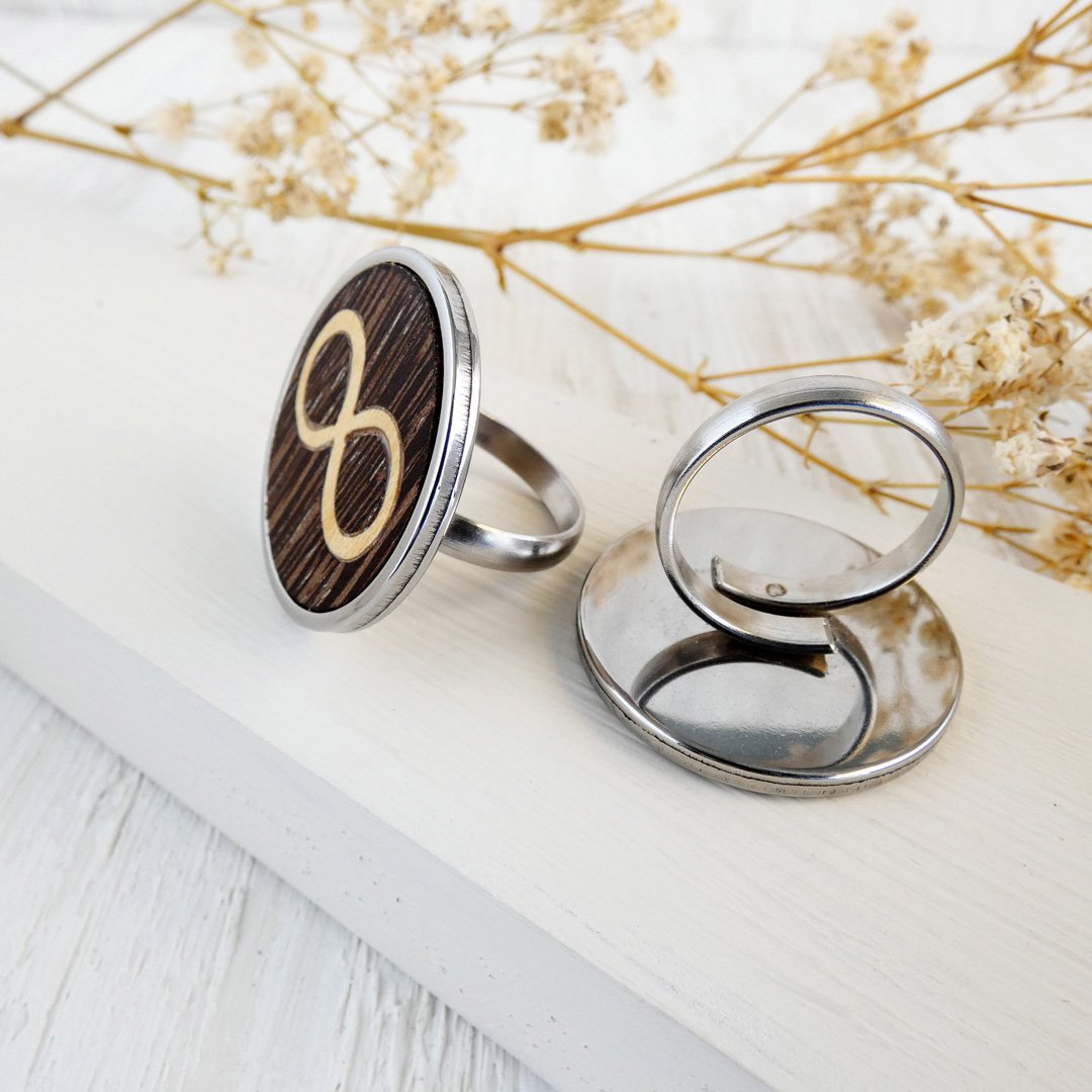 Anillo ajustable con el símbolo del infinito de madera