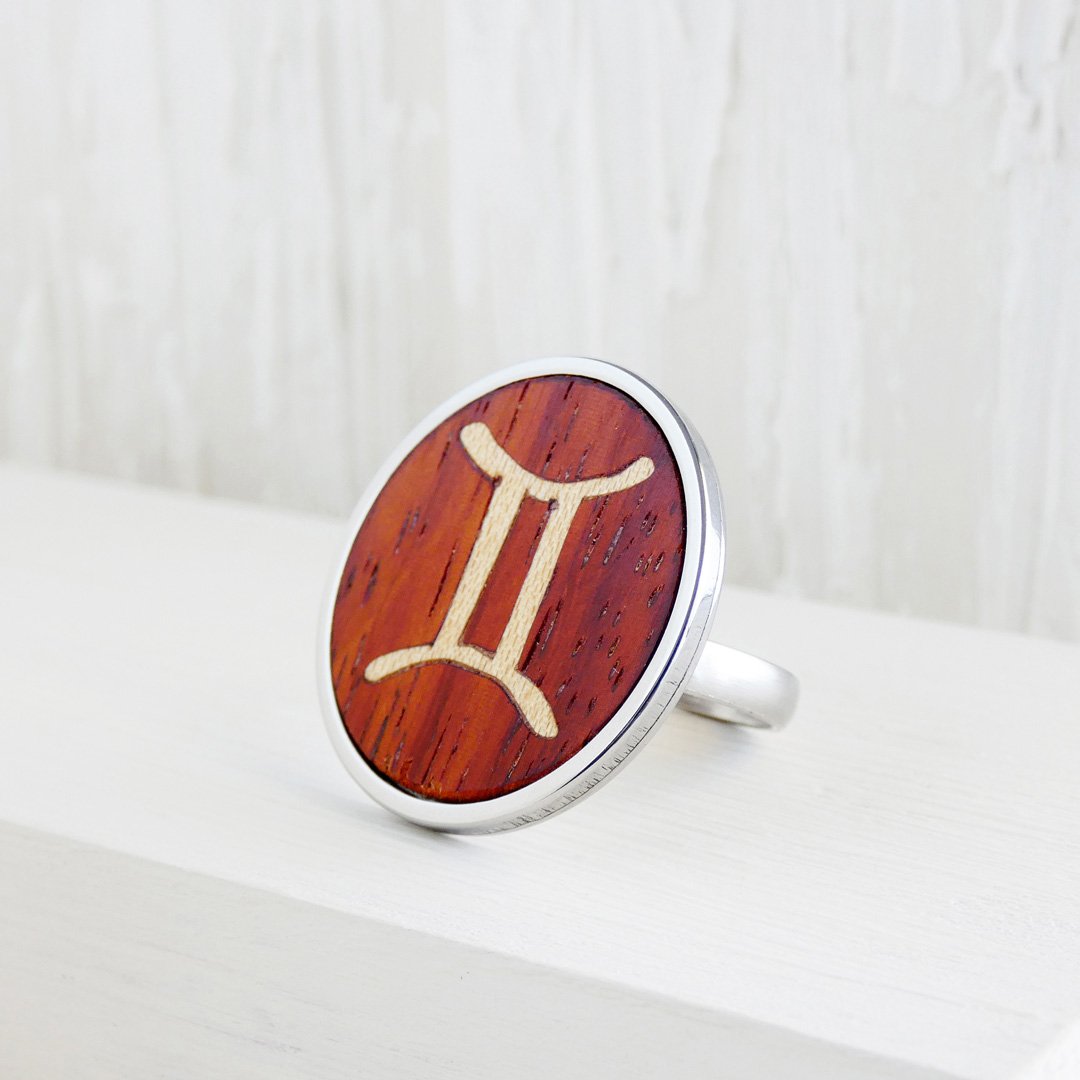 Anillo astrológico géminis de madera con base ajustable de acero inoxidable