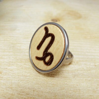 Anillo capricornio de madera hecho a mano con marquetería y base ajustable de acero inoxidable