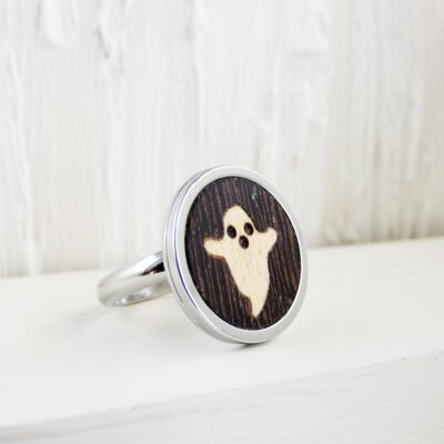 Anillo con diseño de fantasma de madera hecho a mano en marquetería con base ajustable de acero inoxidable