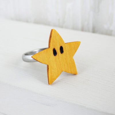 Anillo estrella de Mario hecho a mano en madera con base ajustable de acero inoxidable