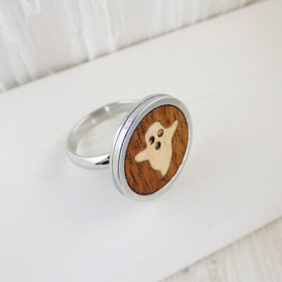 Anillo fantasma de madera de sicomoro y con fondo de nogal, base ajustable de acero inoxidable