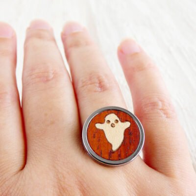 "Anillo con fantasma de madera ajustable mostrado en la mano
