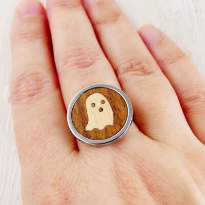 Anillo fantasma de madera ajustable mostrado en la mano