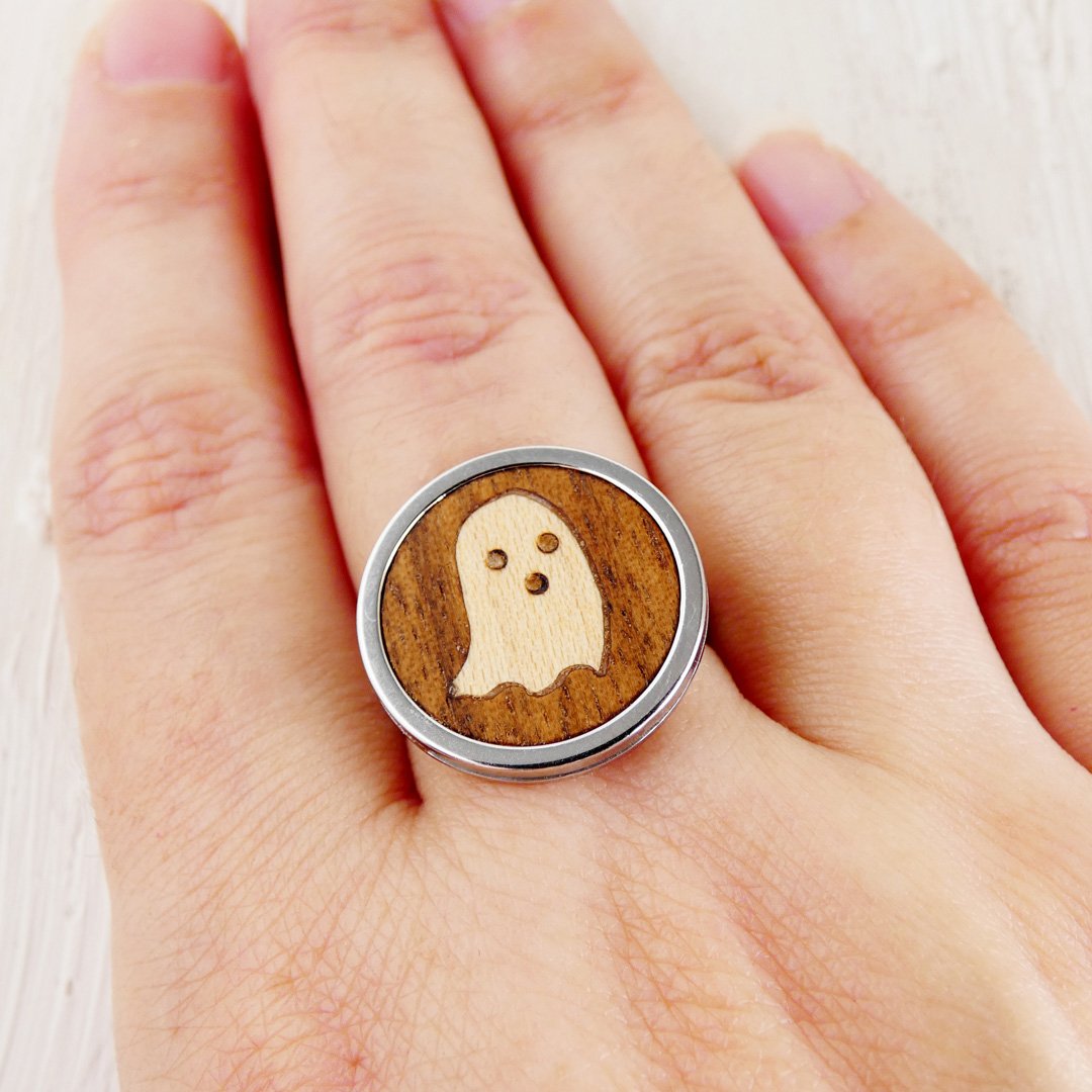 Anillo fantasma de madera ajustable mostrado en la mano