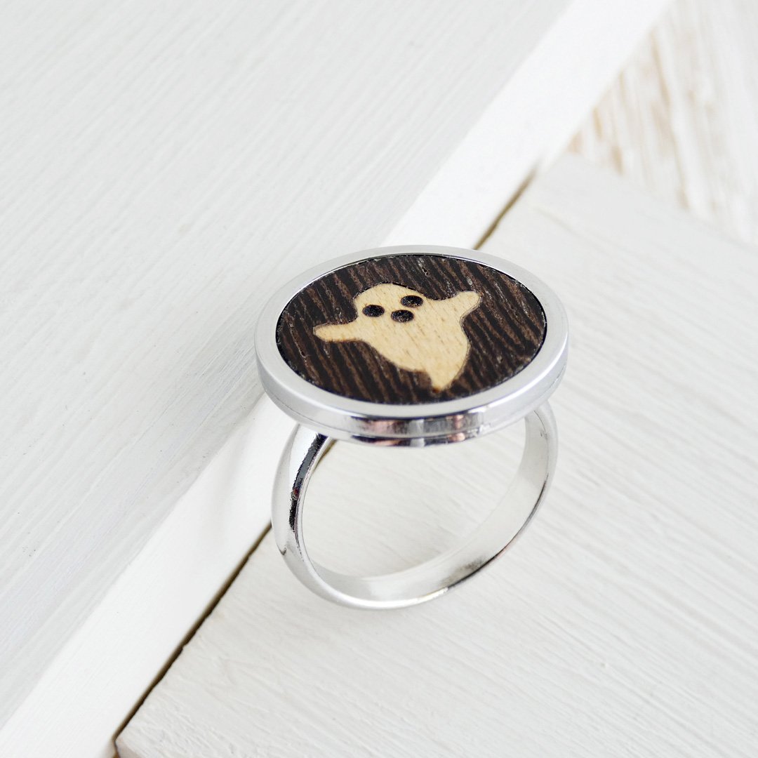 Anillo con fantasma de madera de sicomoro sobre fondo de wengué con base ajustable de acero inoxidable