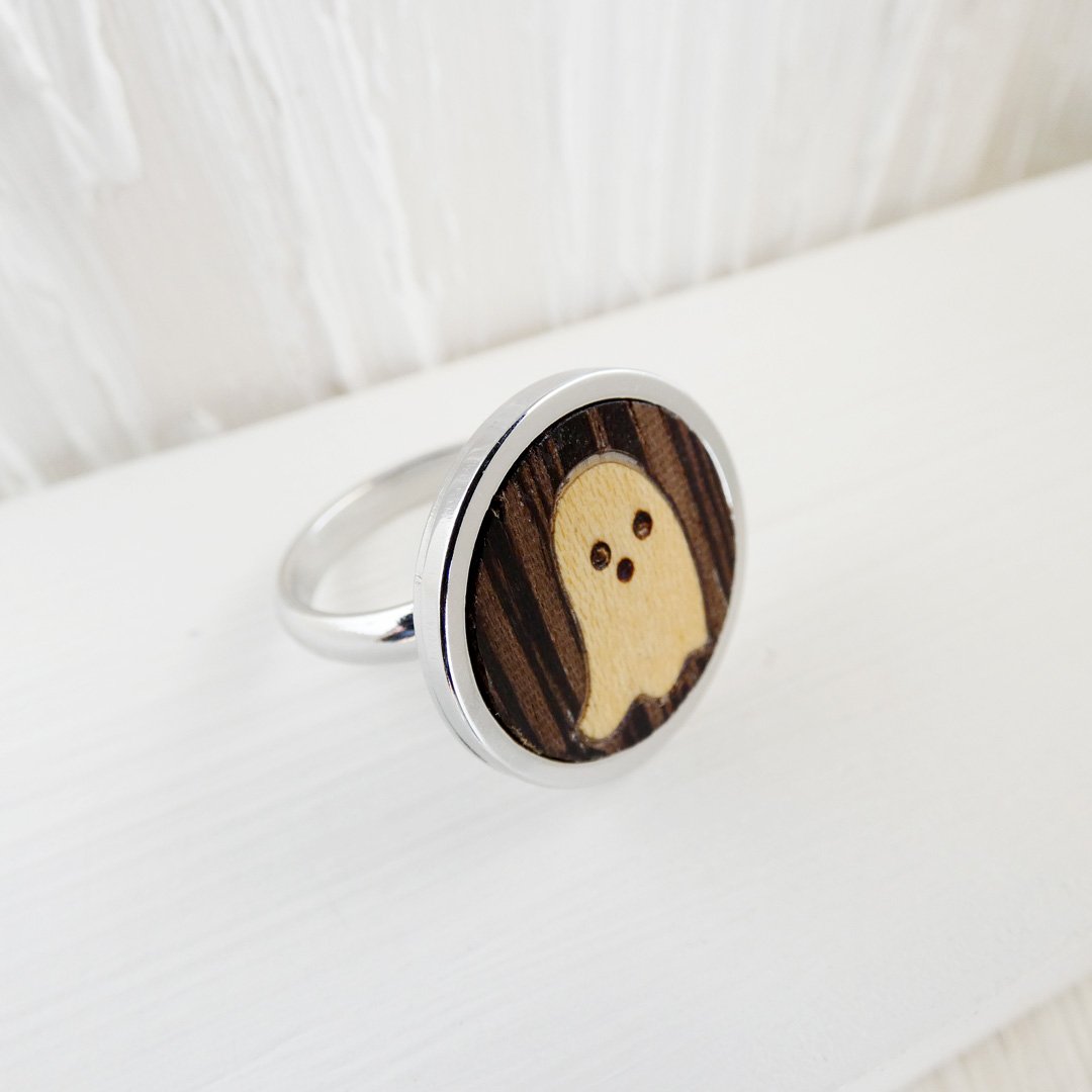 Anillo con fantasma de madera sobre fondo de wengué con base de acero inoxidable