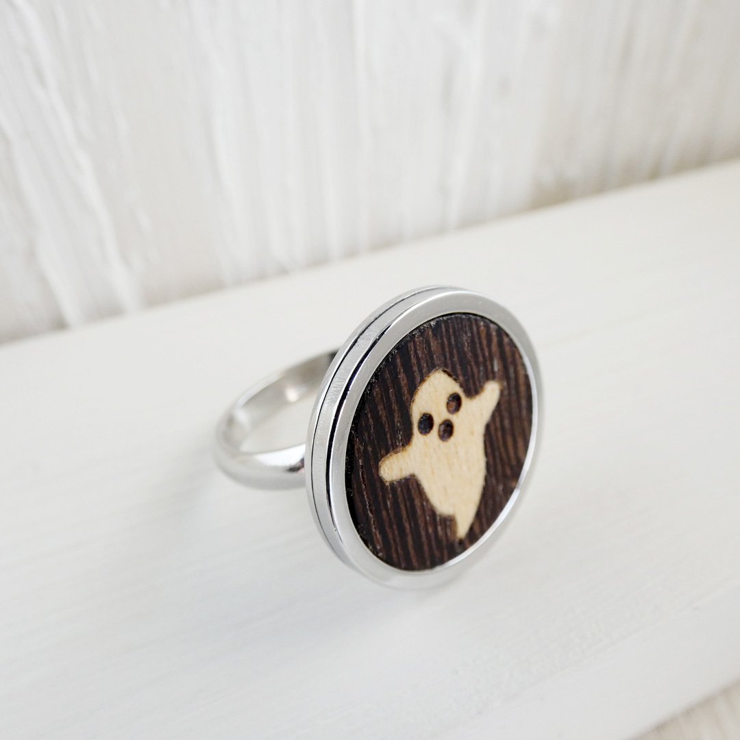Anillo fantasma de madera hecho a mano con técnica de marquetería tradicional y base de acero inoxidable