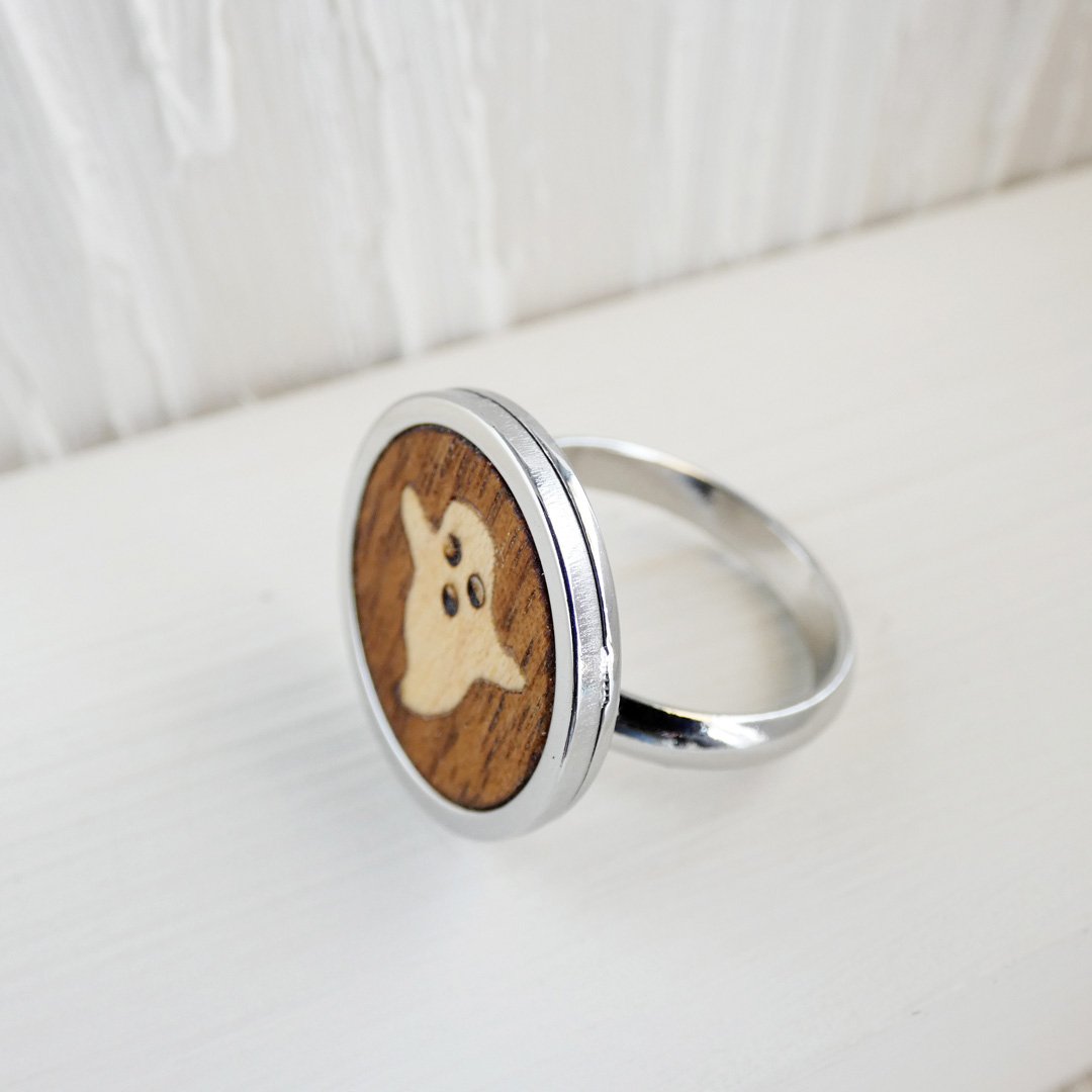 Anillo fantasma original de madera hecho a mano en marquetería