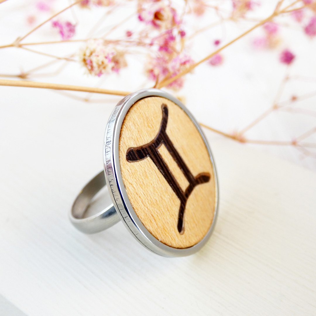 Anillo géminis ajustable con símbolo de madera y base de acero inoxidable