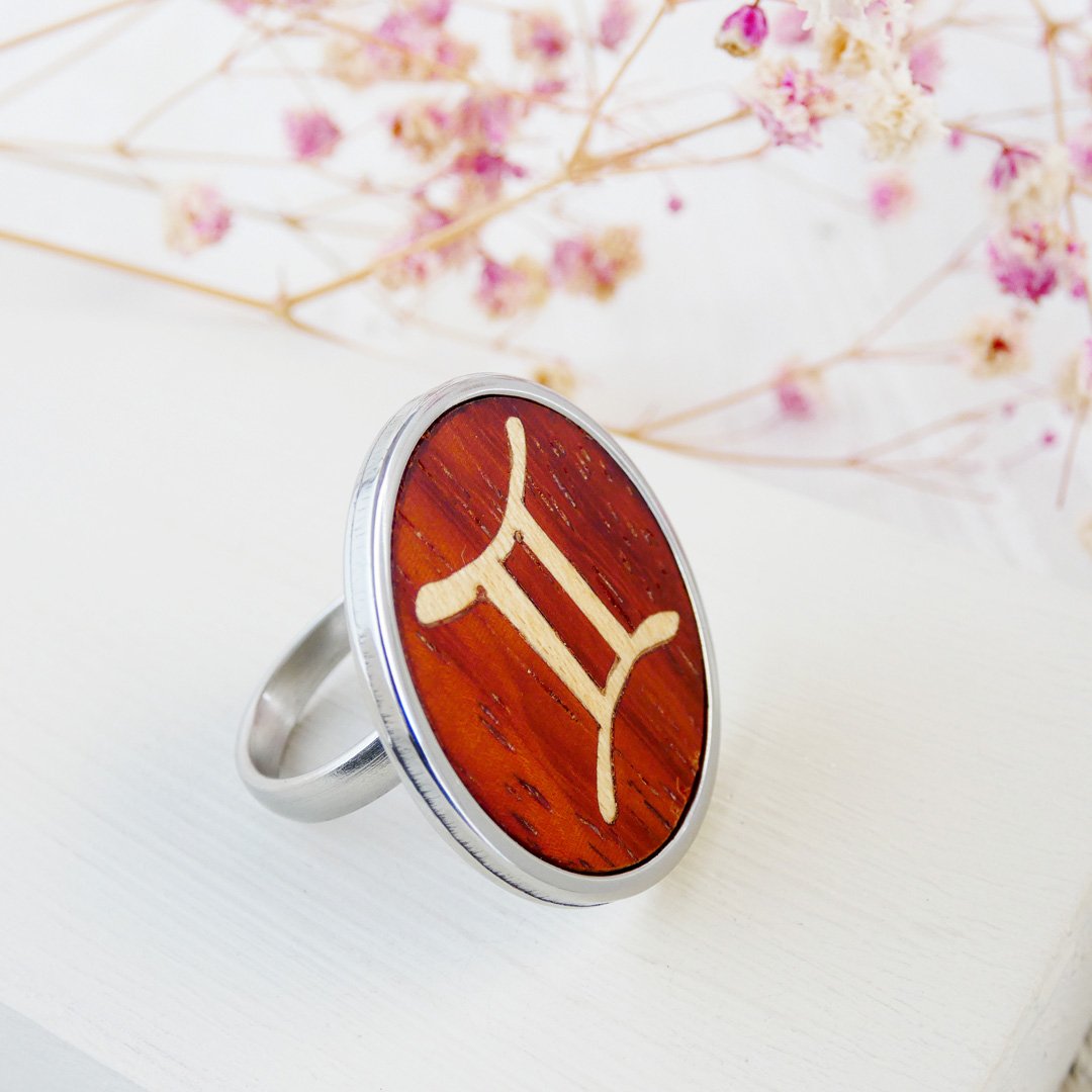 Anillo géminis de madera y acero hecho a mano en marquetería con base ajustable