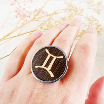 Anillo géminis de madera ajustable mostrado en la mano