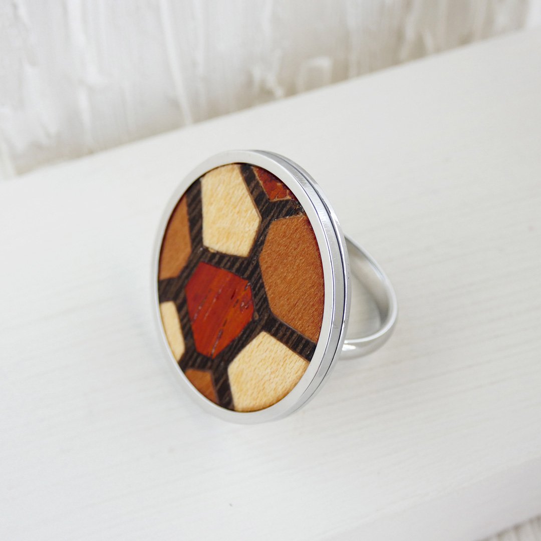 Anillo hecho a mano de madera natural con marco de acero inoxidable inspirado en el Trencadís de Gaudí.