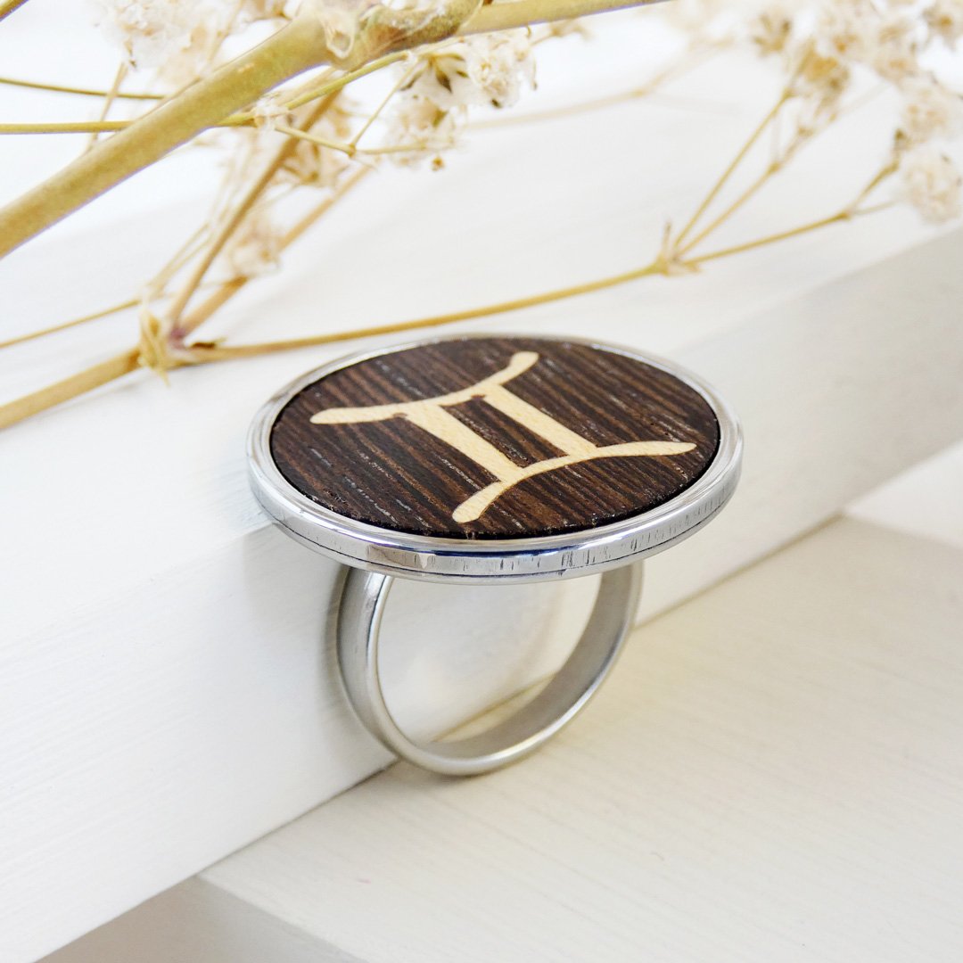 Anillo horóscopo géminis de madera hecho a mano en marquetería