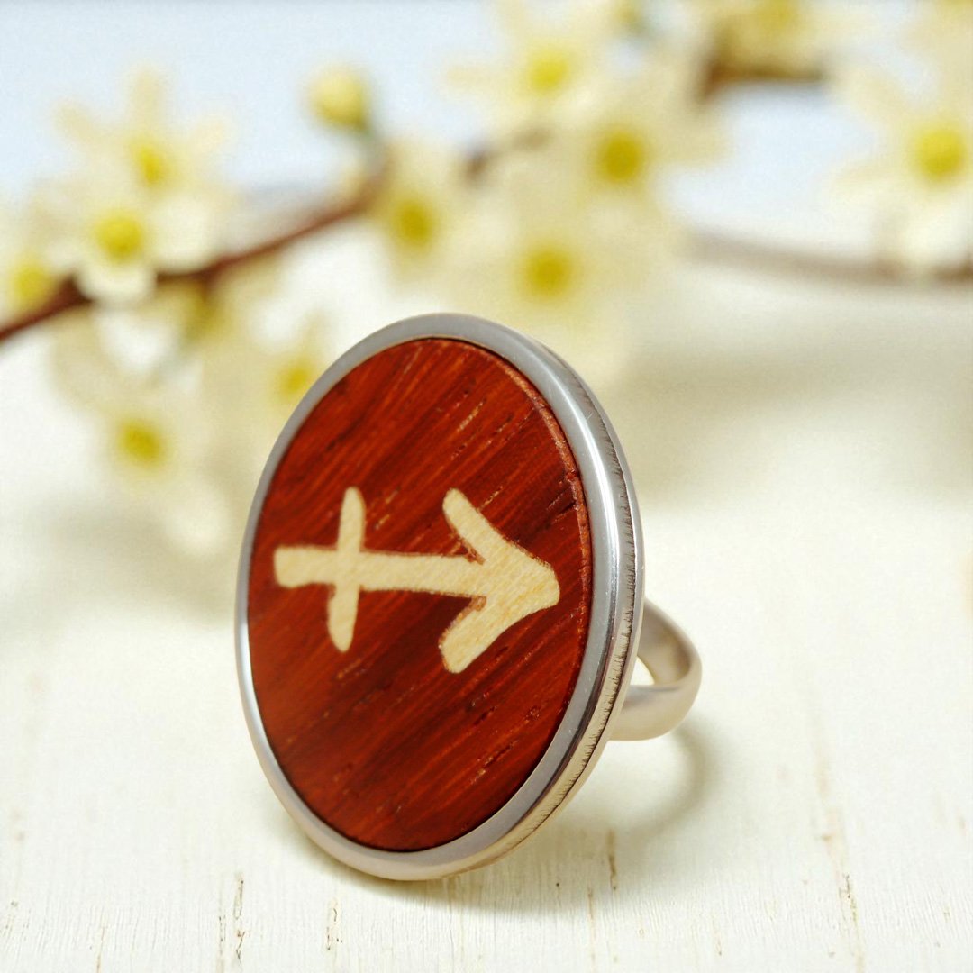 Anillo horóscopo Sagitario de madera con base ajustable de acero inoxidable