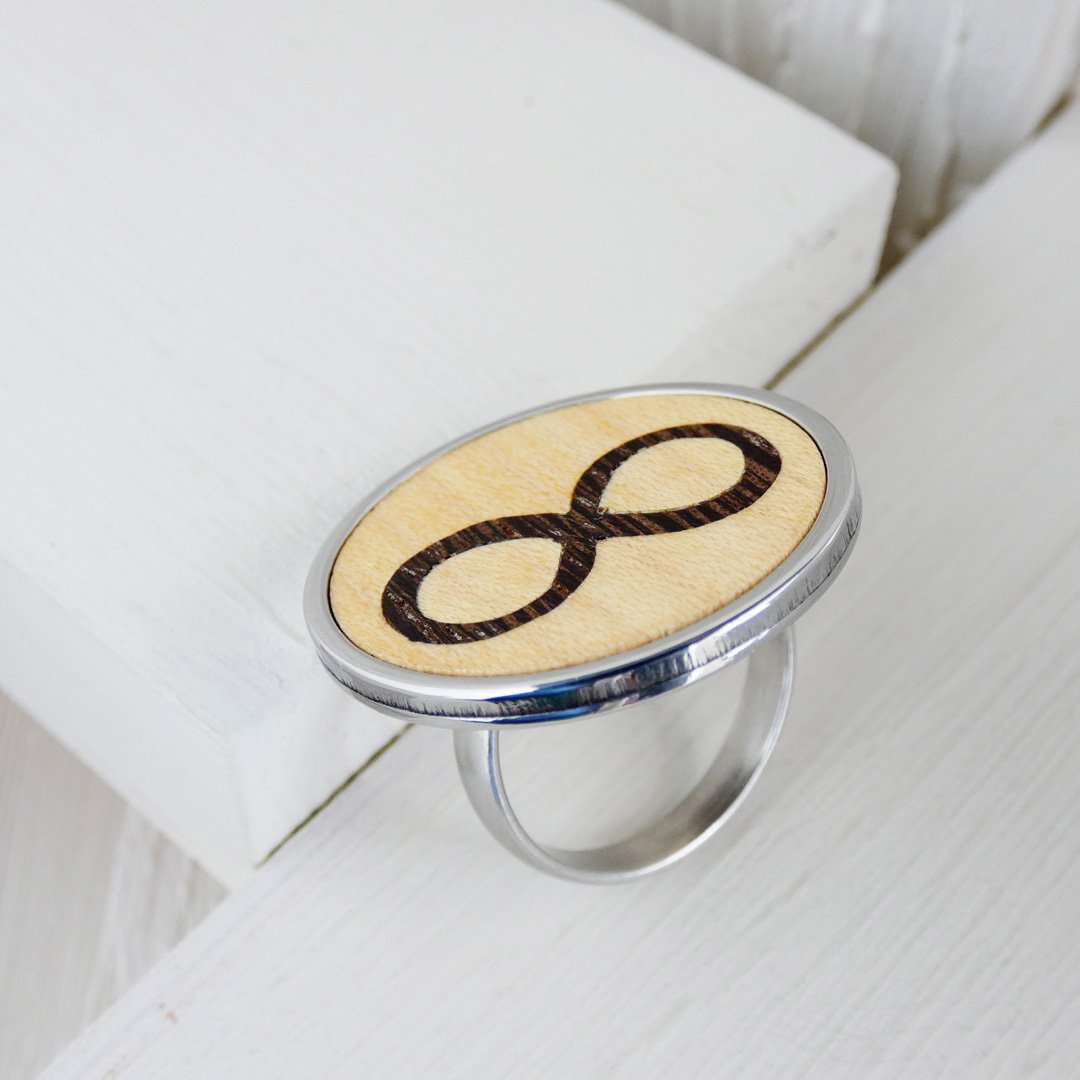 Anillo infinito de acero inoxidable con marquetería de madera hecha a mano
