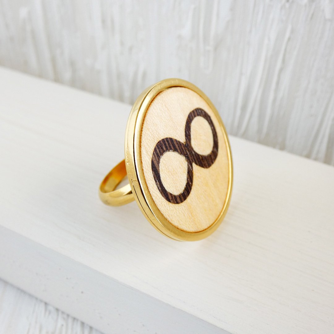 Anillo infinito de madera chapado en oro con marquetería de wengué y sicomoro