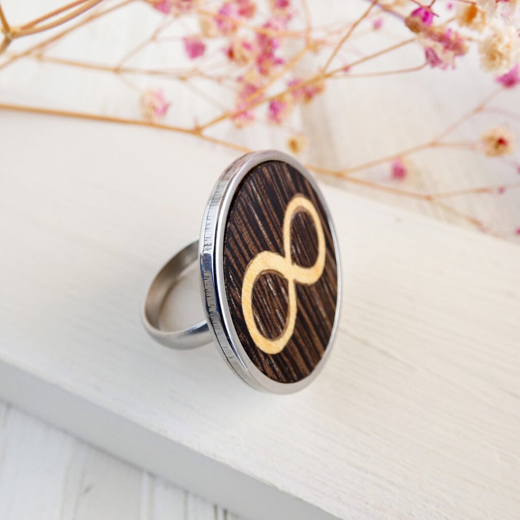 Anillo infinito de madera y acero hecho a mano en marquetería de wengué y sicomoro