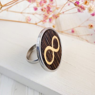 Anillo infinito de madera y acero hecho a mano en marquetería de wengué y sicomoro