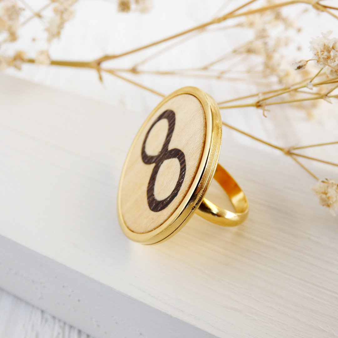 Anillo infinito dorado de madera en marquetería con base ajustable