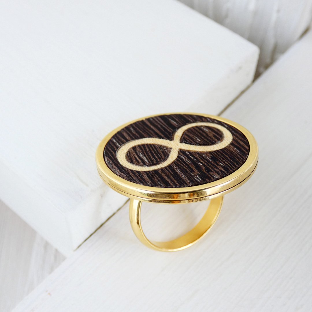 Anillo infinito chapado en oro ajustable y con base de acero inoxidable con madera natural