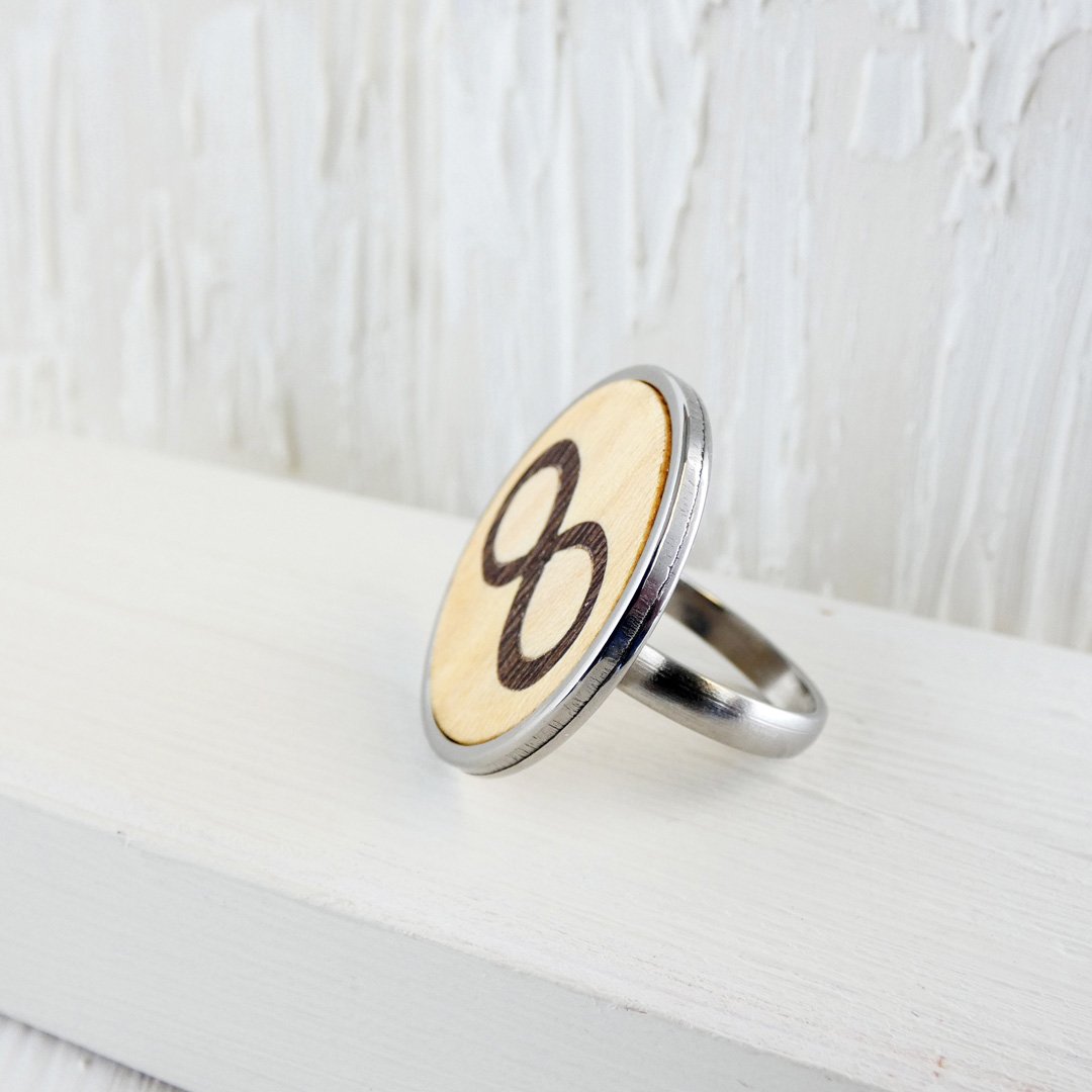 Anillo infinito plateado de madera en marquetería con base ajustable