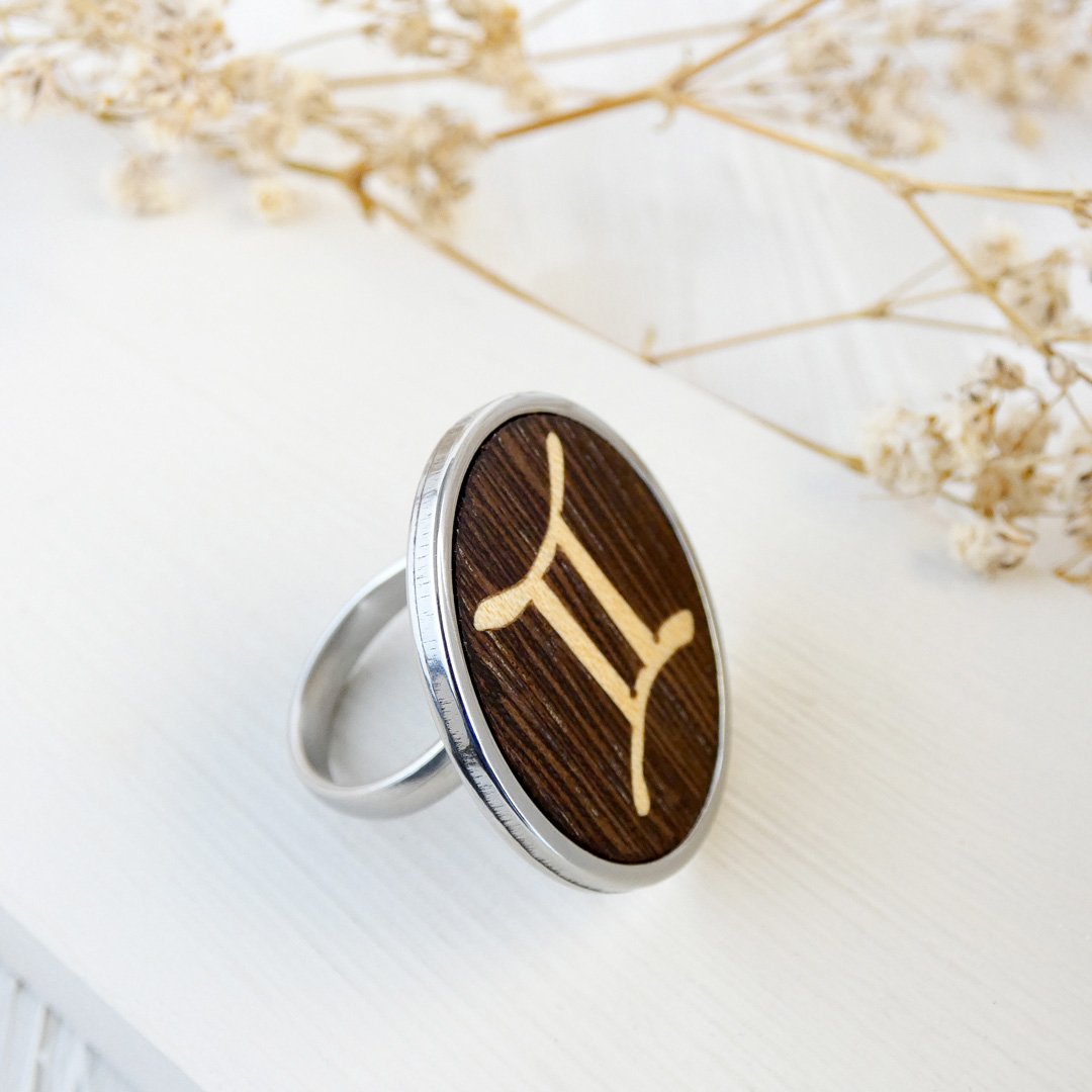 Anillo de madera con el símbolo del signo géminis hecho a mano