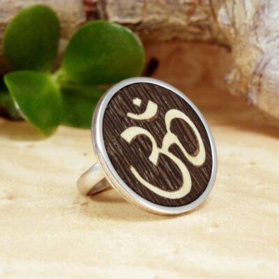 Anillo Om de madera y acero inoxidable hecho a mano con la técnica de marquetería.