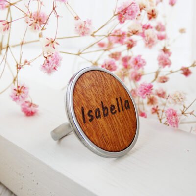 Anillo personalizado con nombre de madera natural grabada y base de acero inoxidable.