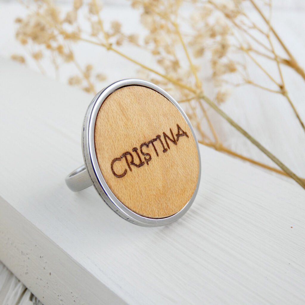 Anillo personalizado con nombre para mamá, grabado en madera natural y base ajustable de acero inoxidable.