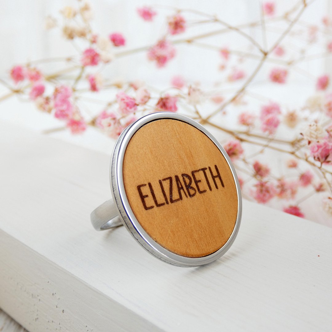 Anillo de madera personalizado para hermanas, con nombre grabado y base de acero.