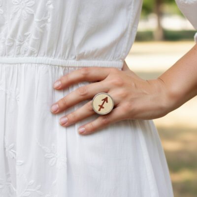 Anillo Sagitario de madera ajustable mostrado en la mano