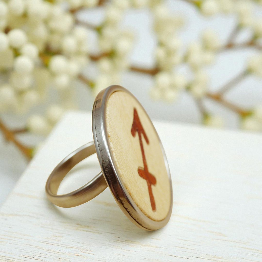 Anillo Sagitario de madera como regalo original con base de acero inoxidable