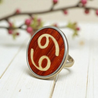 Anillo con el signo cáncer de madera hecho a mano en marquetería