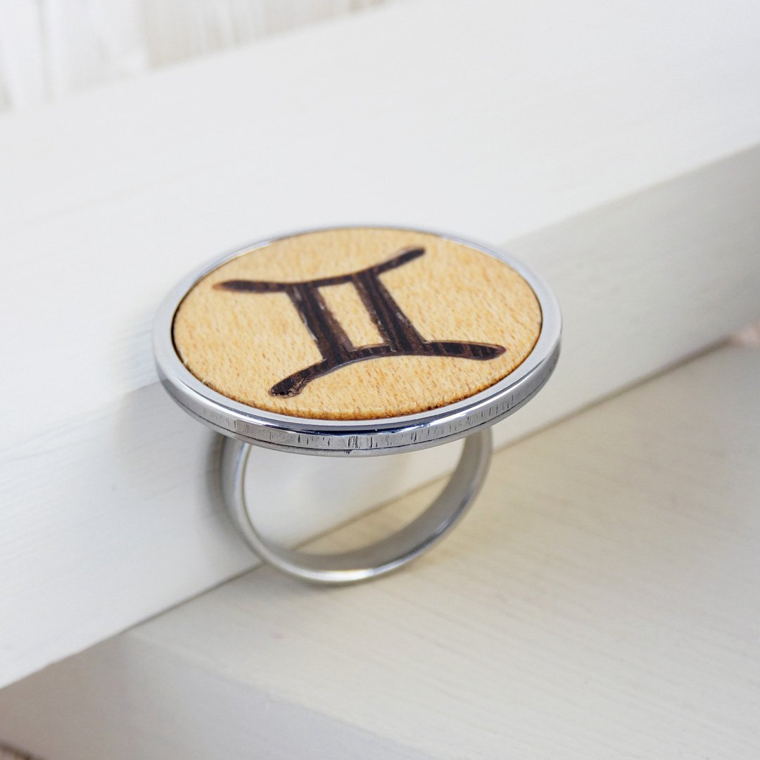 Anillo con el signo géminis de madera hecho a mano en marquetería