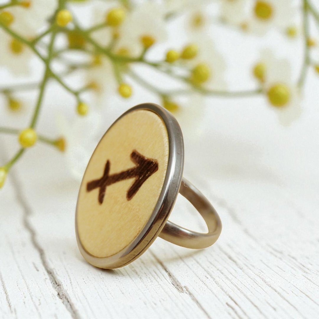 Anillo artesanal con el signo Sagitario en madera hecho a mano con base de acero inoxidable