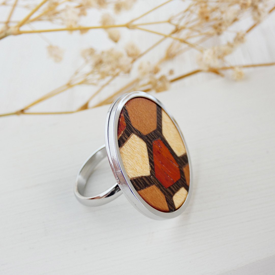 Anillo moderno de madera elaborado artesanalmente con madera natural y marquetería inspirada en el Trencadís de Gaudí
