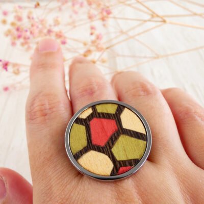 Anillo inspirado en el Trencadís Gaudí con marquetería de madera teñidaAnillo inspirado en el Trencadís Gaudí con marquetería de madera natural y teñida