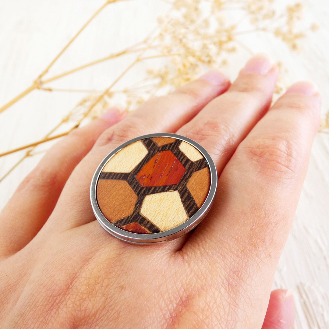 Anillo para mujer con el diseño del Trencadís de Gaudí de madera