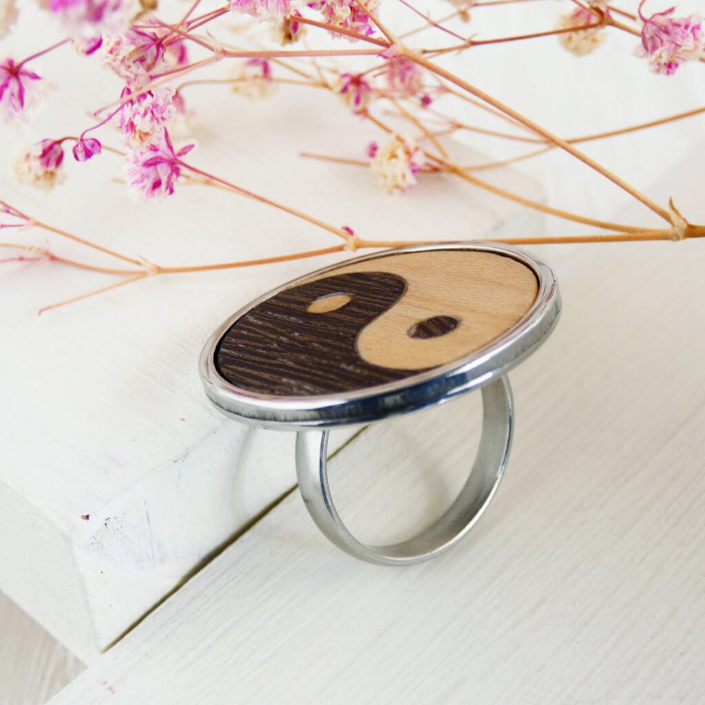 Anillo ajustable de madera Yin Yang.