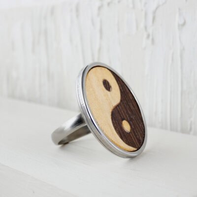 Anillo yin yang de madera hecho a mano en marquetería con base de acero inoxidable