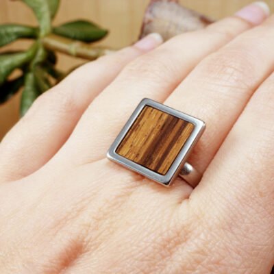 Anillo ajustable de madera de zebrano con base de acero inoxidable