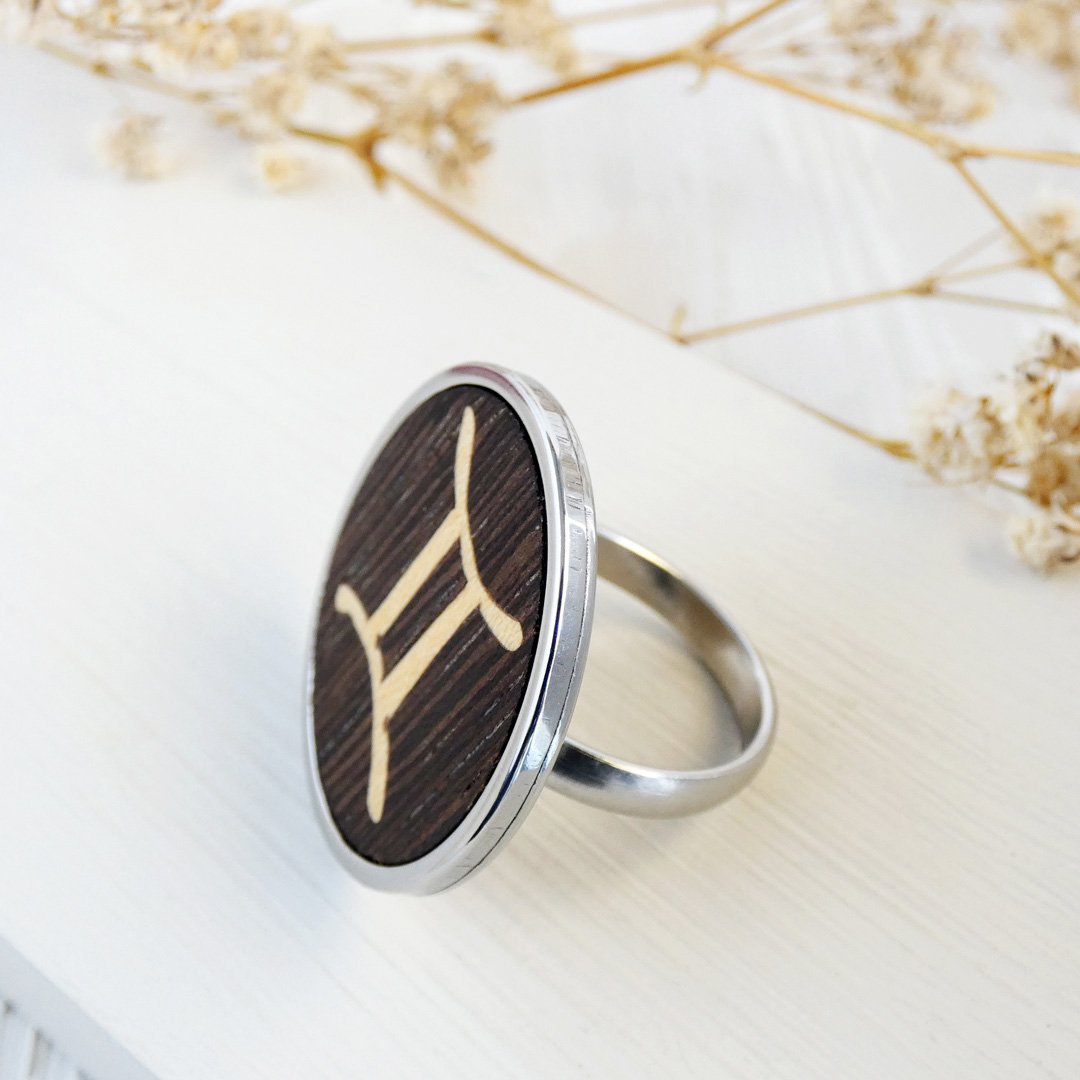 Anillo zodiaco géminis de madera con base ajustable de acero inoxidable