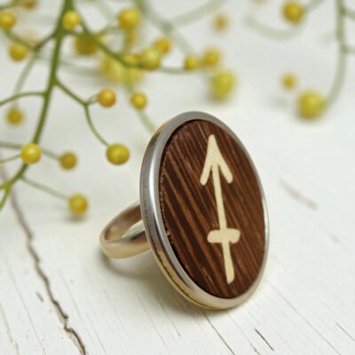 Anillo zodiaco Sagitario de madera hecho a mano en marquetería con base ajustable de acero inoxidable