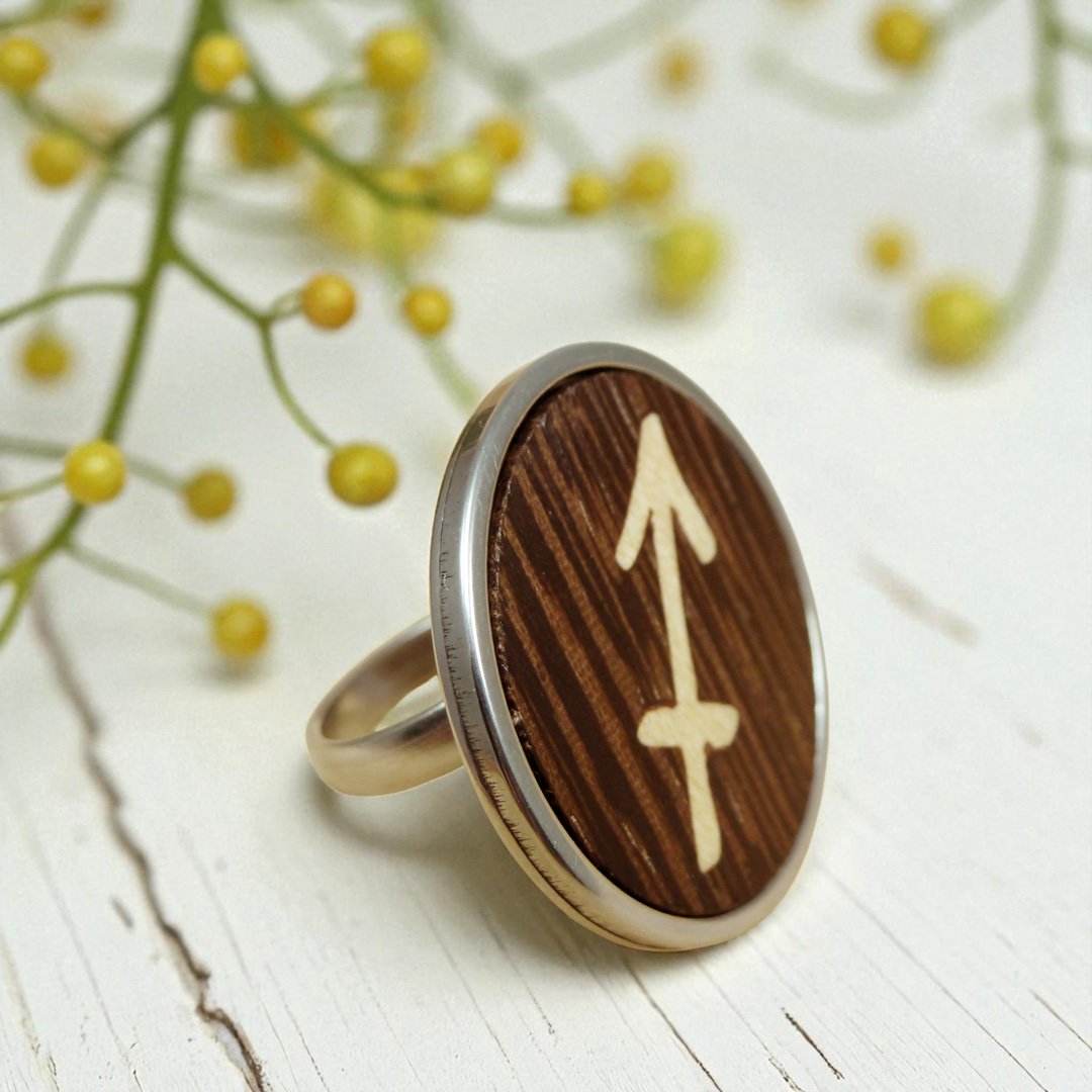 Anillo zodiaco Sagitario de madera hecho a mano en marquetería con base ajustable de acero inoxidable