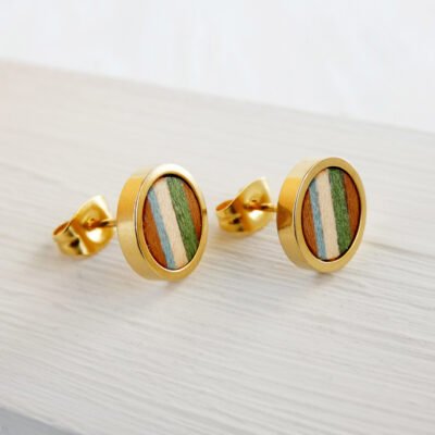 Aretes de madera para mujer con rayas en tonos naturales y colores sobre base de acero inoxidable