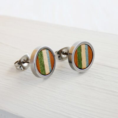 Aretes de madera con diseño de rayas en cerezo, sicomoro y tonos verde y azul con base de acero inoxidable
